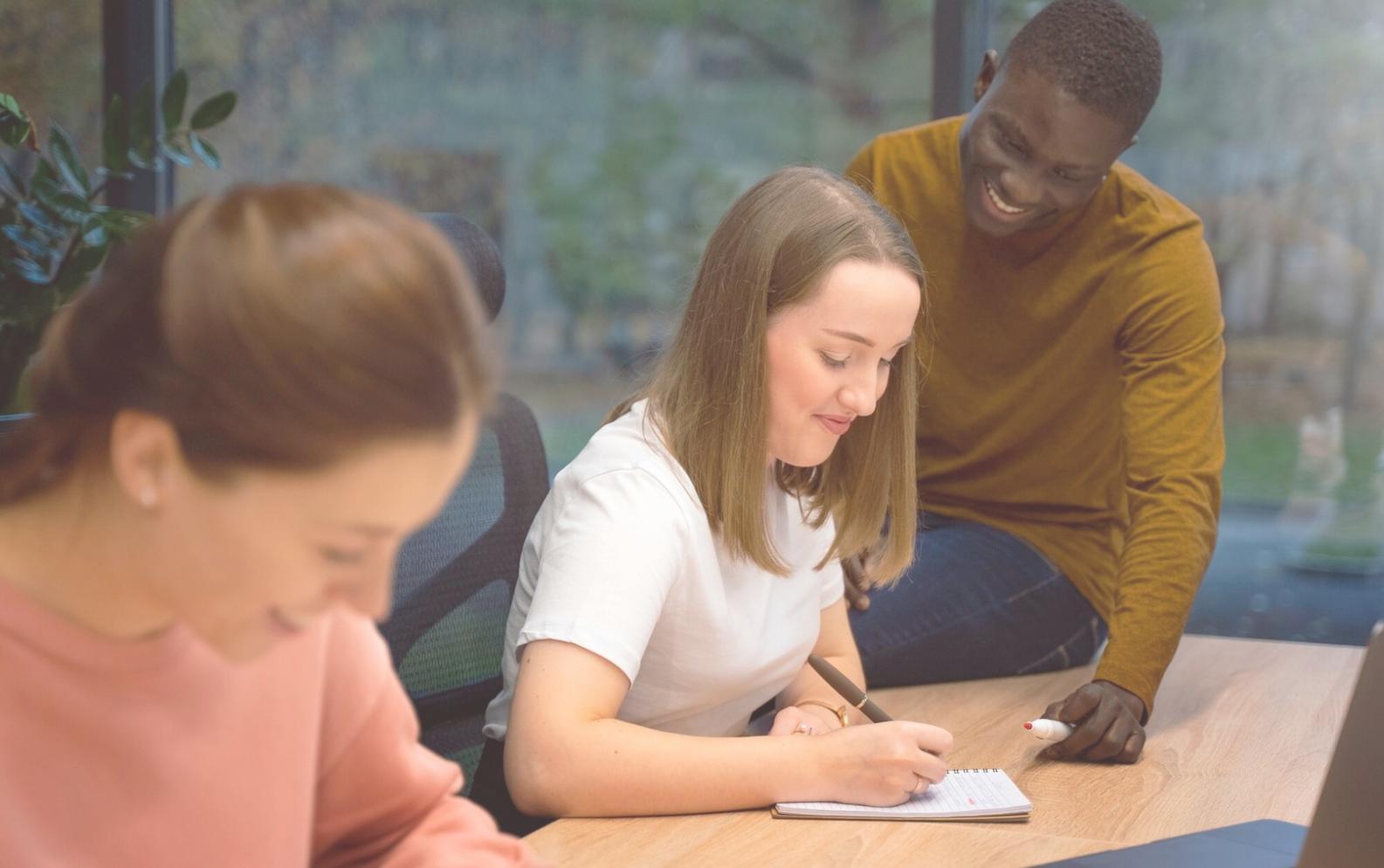 Professionnels analysant des données budgétaires lors d'une session de formation